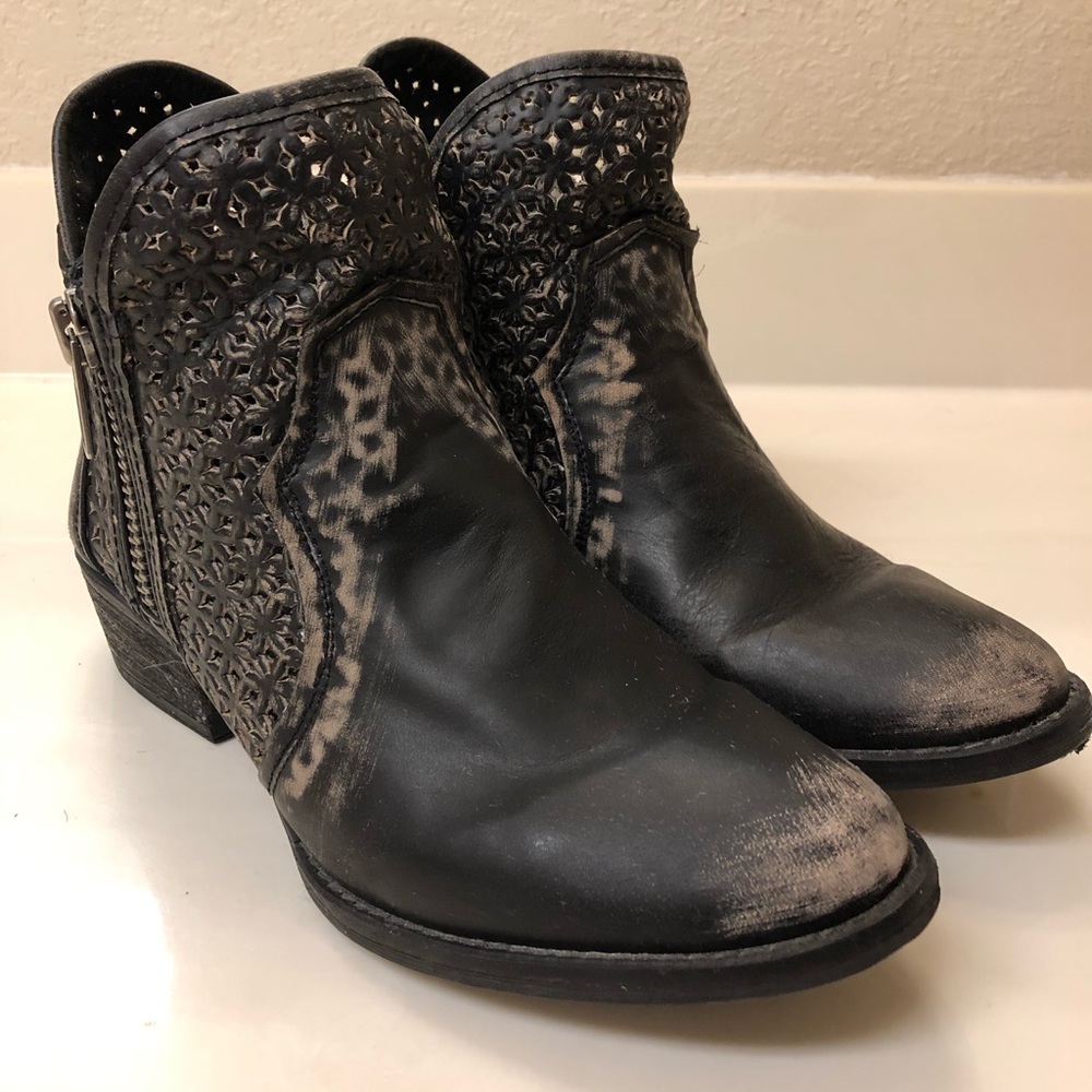🖤Corral Circle G distressed booties🖤
